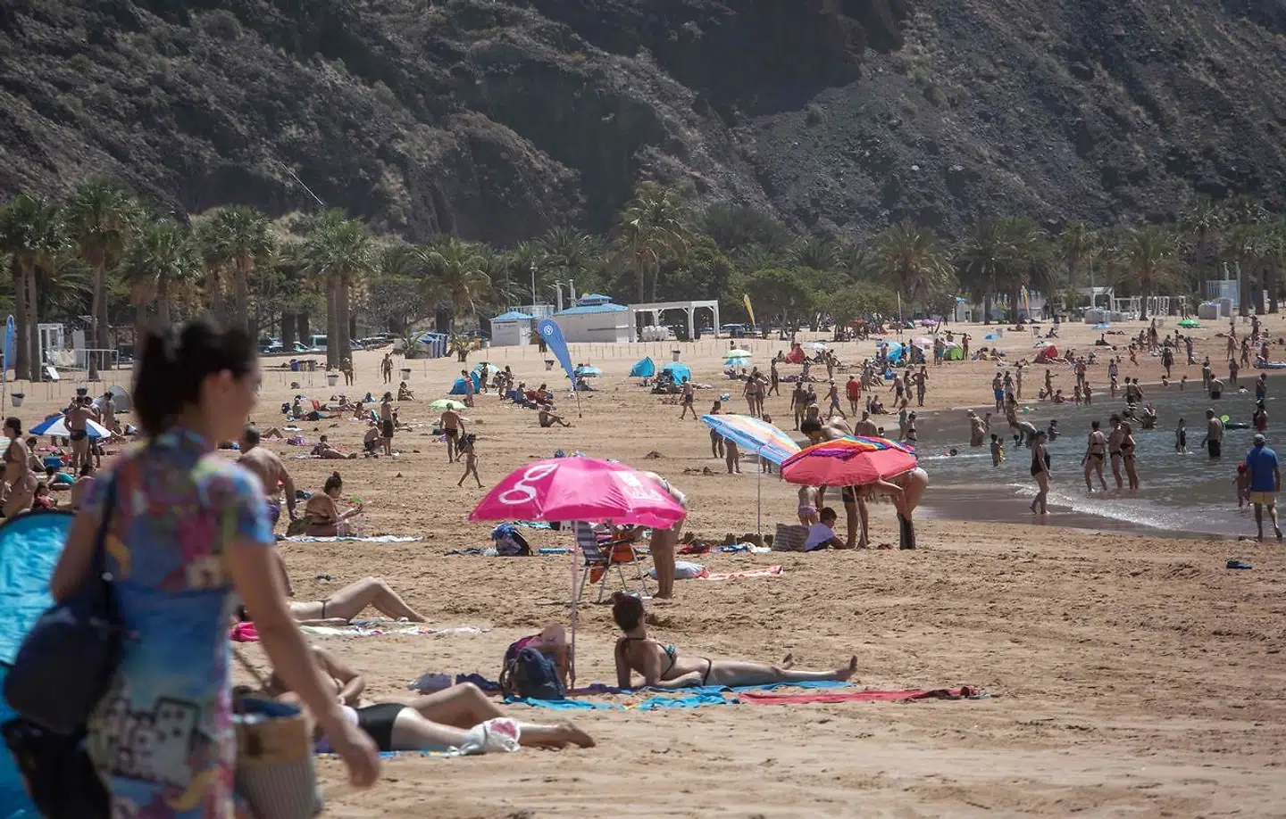 Her er det stranden Las Teresitas på Tenerife, der 25. maj igen åbnede op. Heller ikke her kan danskere tage på sommerferie. (Photo by DESIREE MARTIN / AFP)