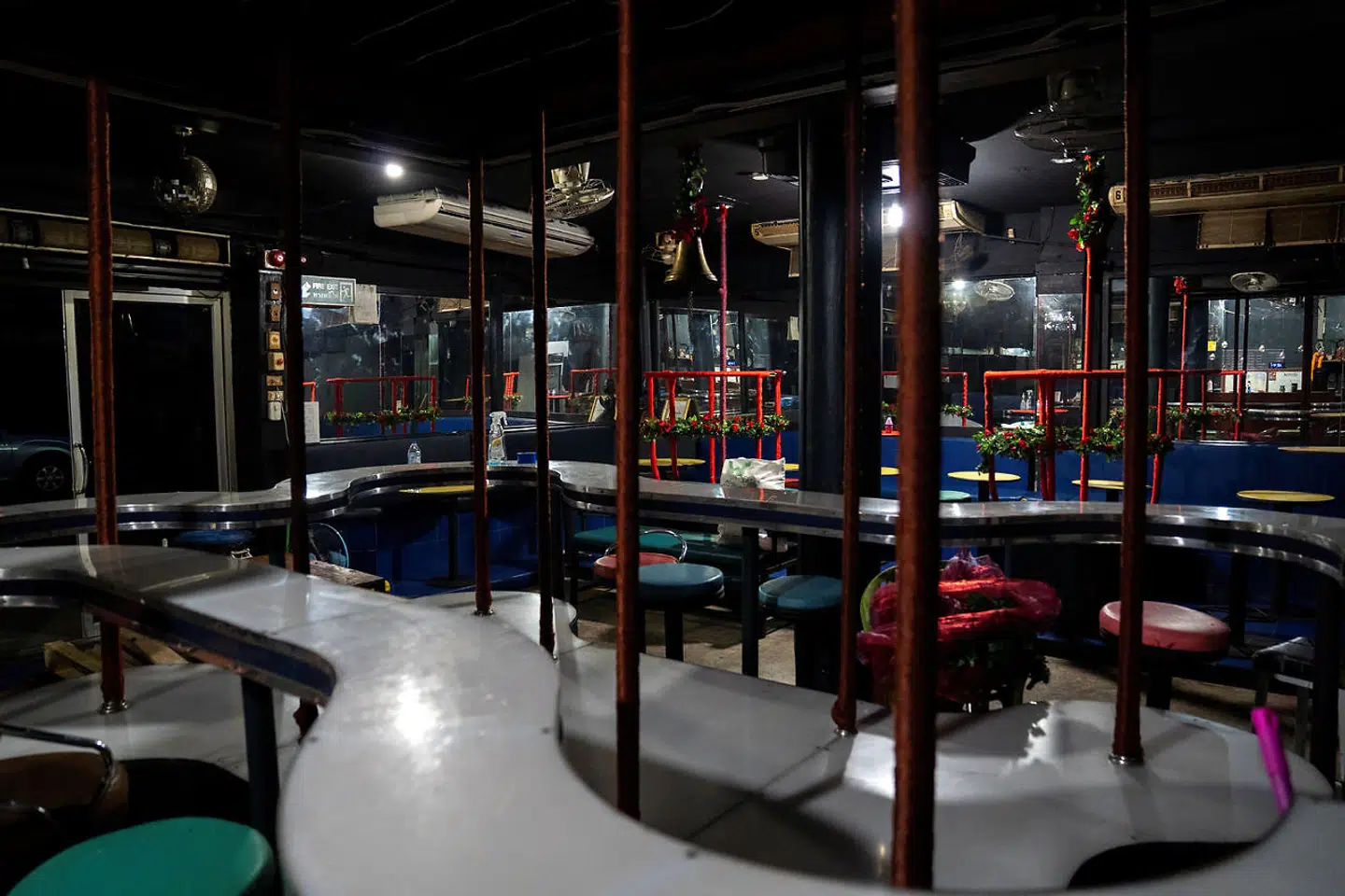 Der er næsten helt mennesketomt i denne bar i Patpongs distrikt i Bangkok.