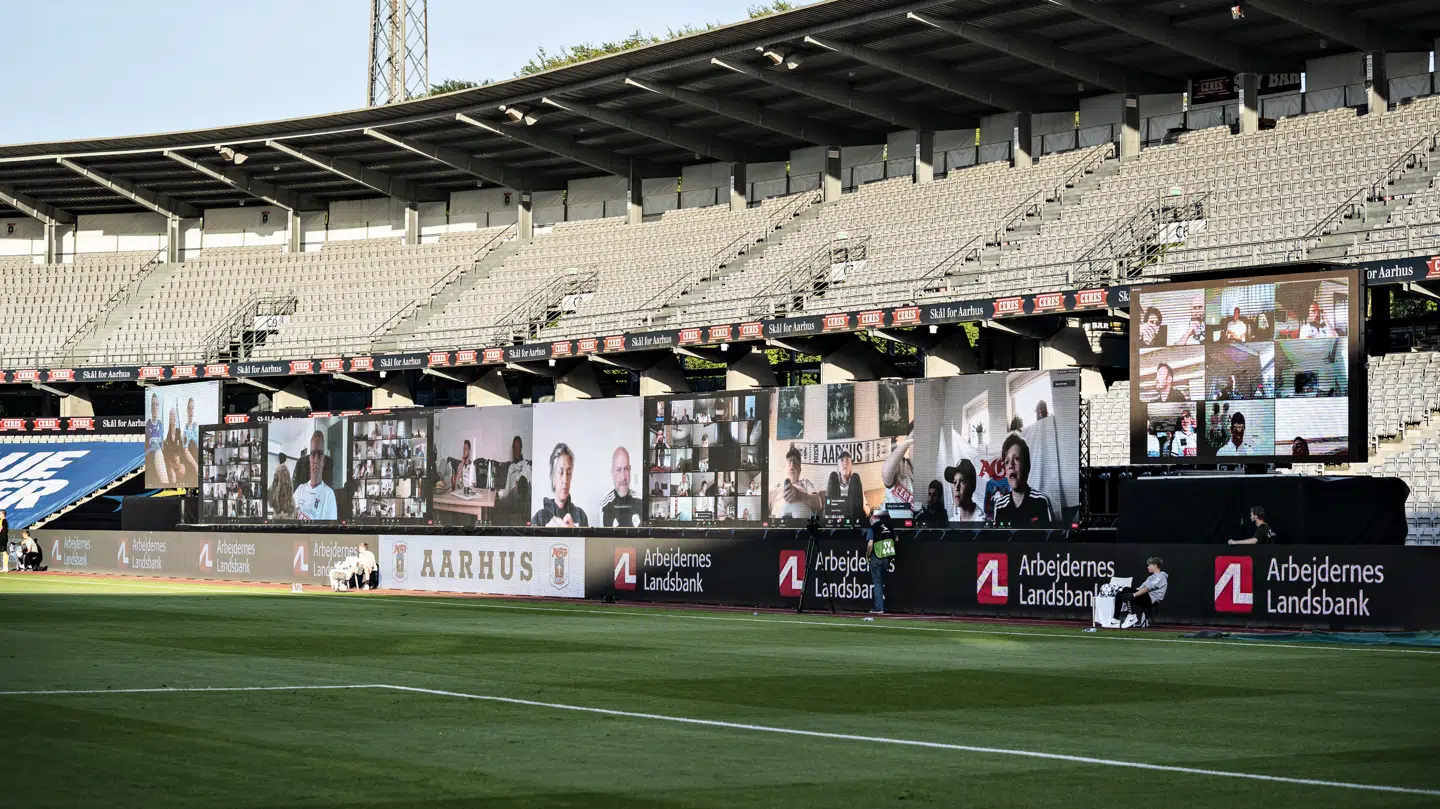 Når tilskuerne ikke må være fysisk til stede på tribunerne, så må der tages alternative løsninger i brug.