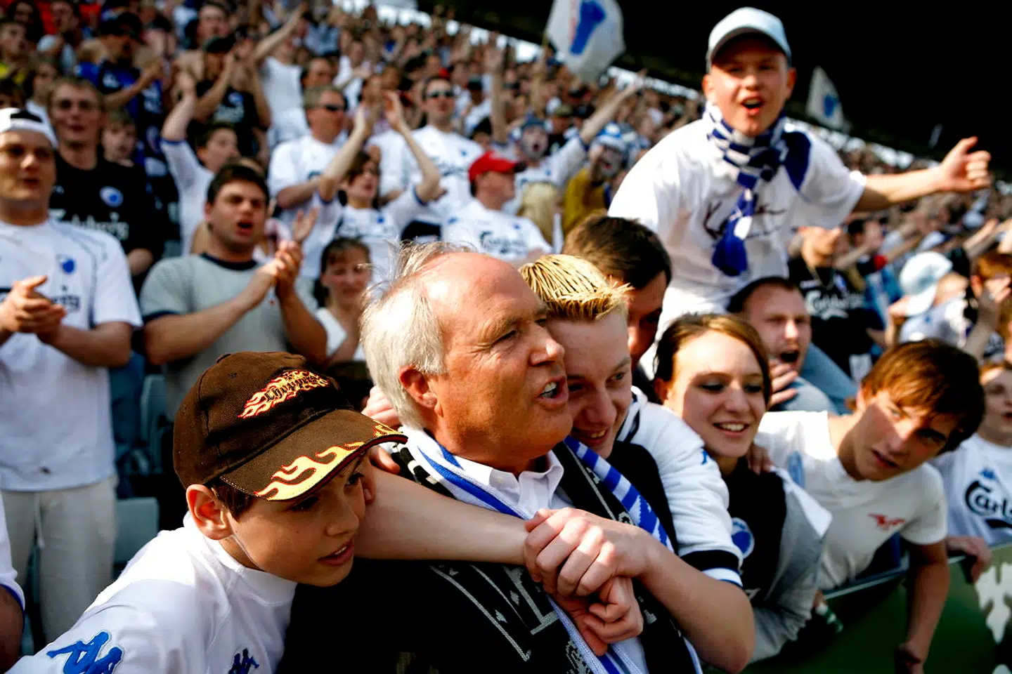 Flemming Østergaard omklamres af FCK-fans ved mesterskabsfest i 2006.