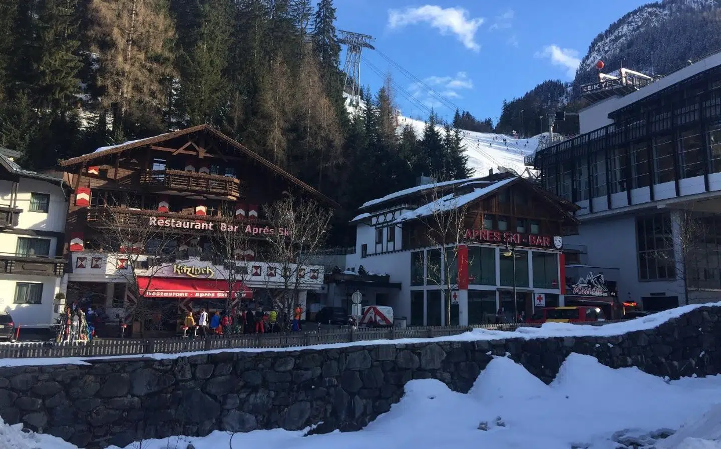 Baren Kitzloch, hvor flere bartendere er smittet med coronavirus, i skibyen Ischgl. Flere danskere har været på ferie i området og festet på baren. Mange af dem er nu også testet positive.