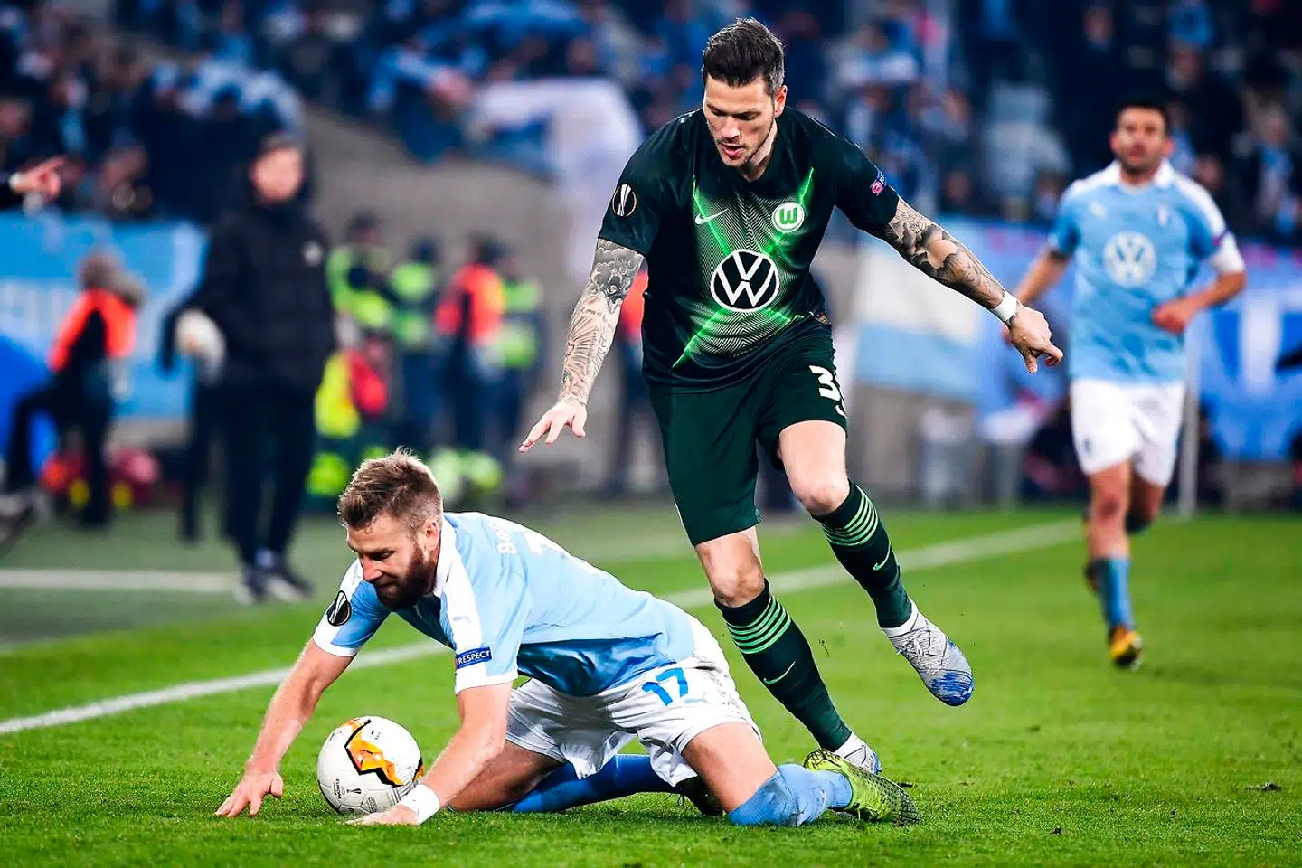 Rasmus Bengtsson (tv.) kæmper om bolden med Wolfsburgs Daniel Ginczek i Europa League-opgøret i februar.