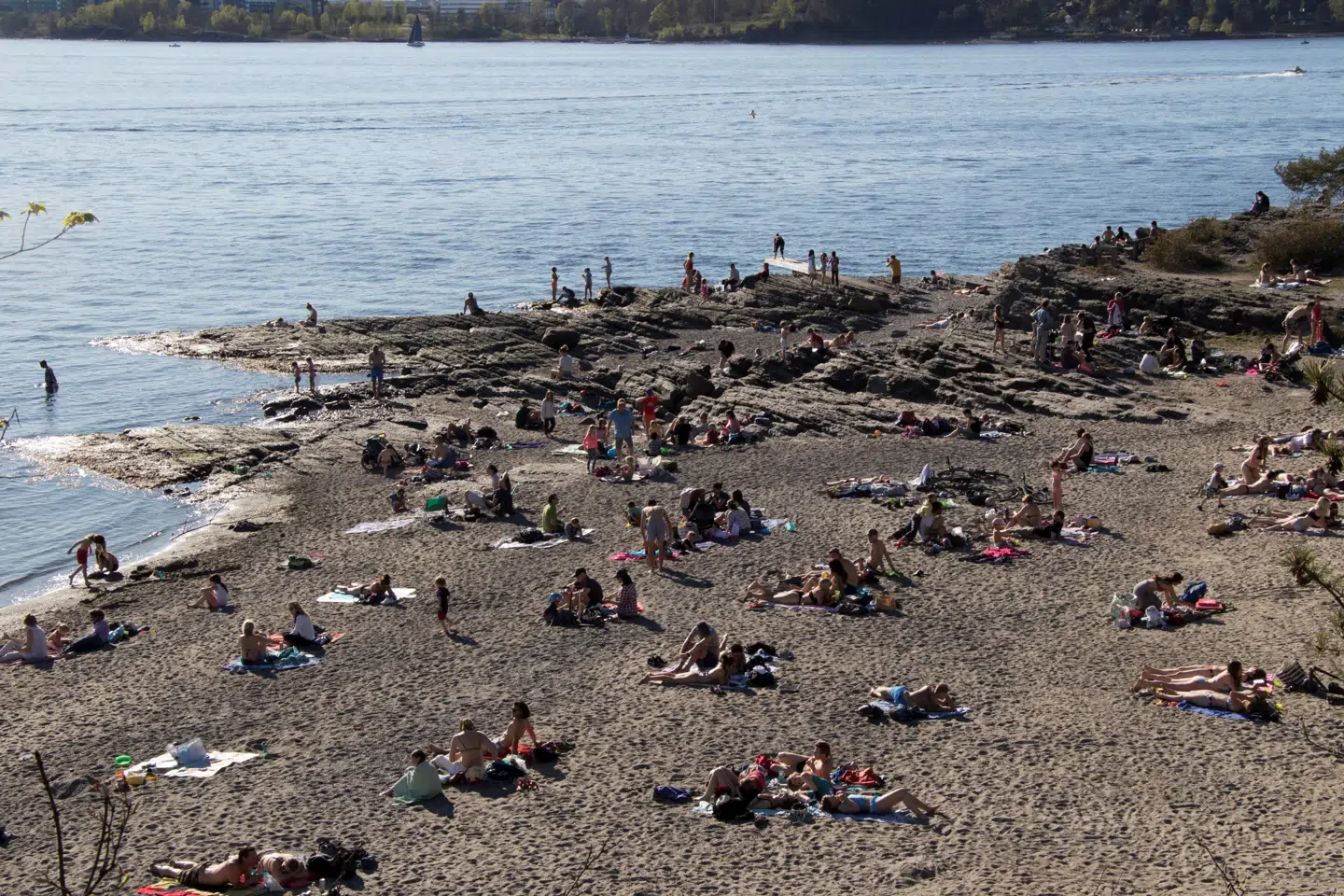 Grænserne til Norge genåbner 15. juni, så danske turister kan nyde solen. Det anbefales at undgå overnatning i byer med over 750.000 indbyggere, men med lige knap 700.000 indbyggere overskrider den norske hovedstad, Oslo, ikke den grænse. (Arkivfoto) Ntb Scanpix/Reuters