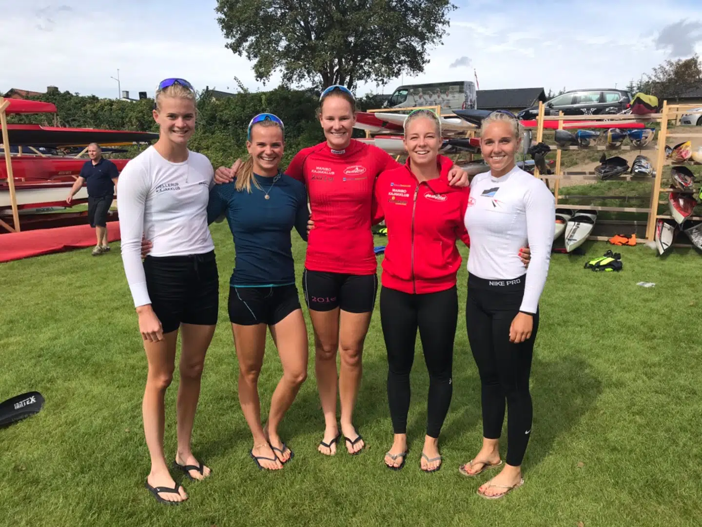 Her ses Line Langelund Eriksen (th.) sammen med de øvrige atleter i firerkajakken.