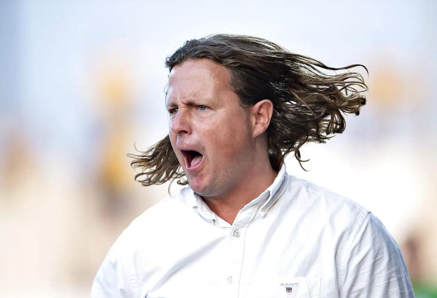 Evigt råbende og halvløbende på sidelinjen. Bo Henriksen kan man altid høre.