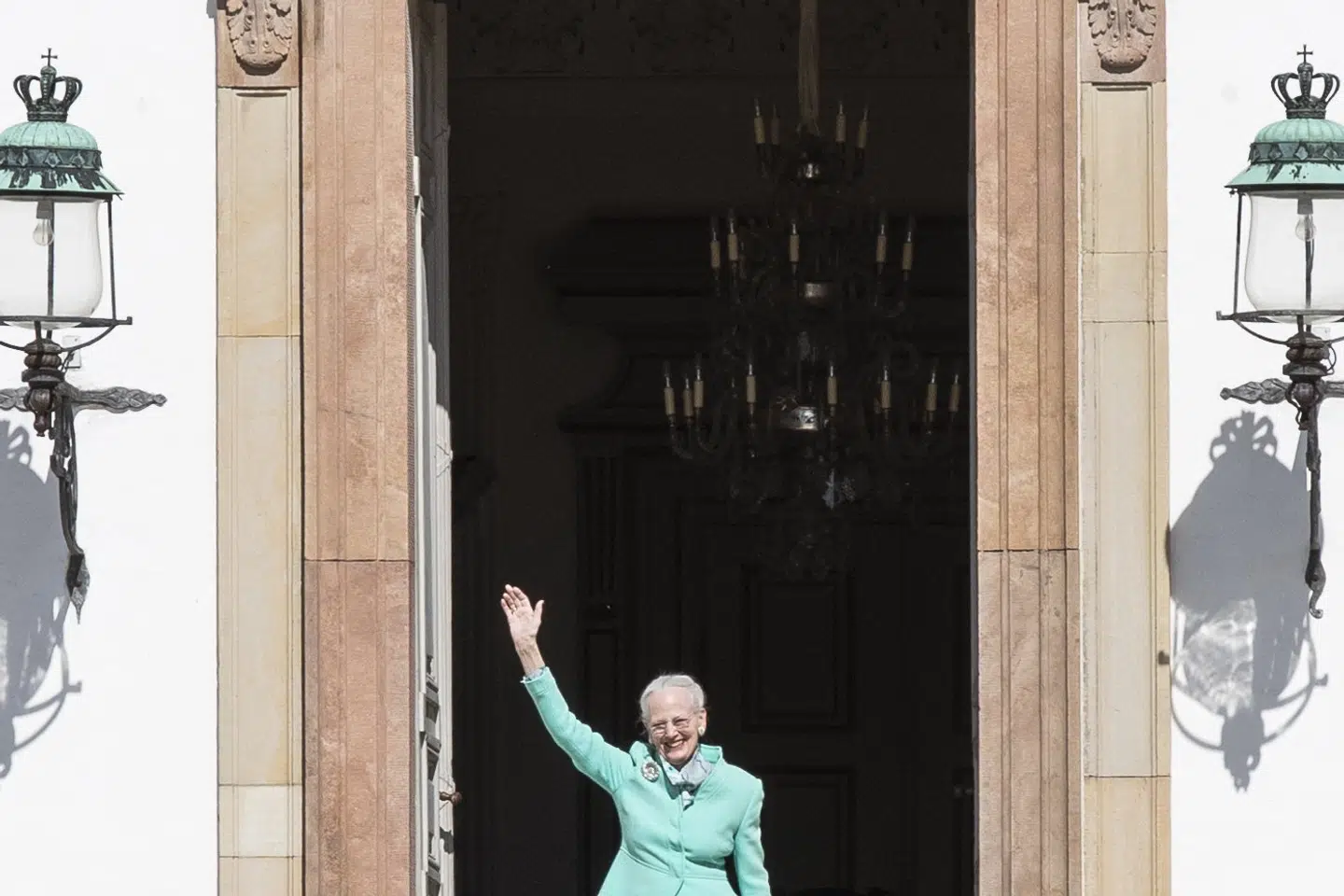 Dronning Margrethe vinker til de mennesker, der er mødt op foran Fredensborg Slot i forbindelse med 80-års fødselsdagen.