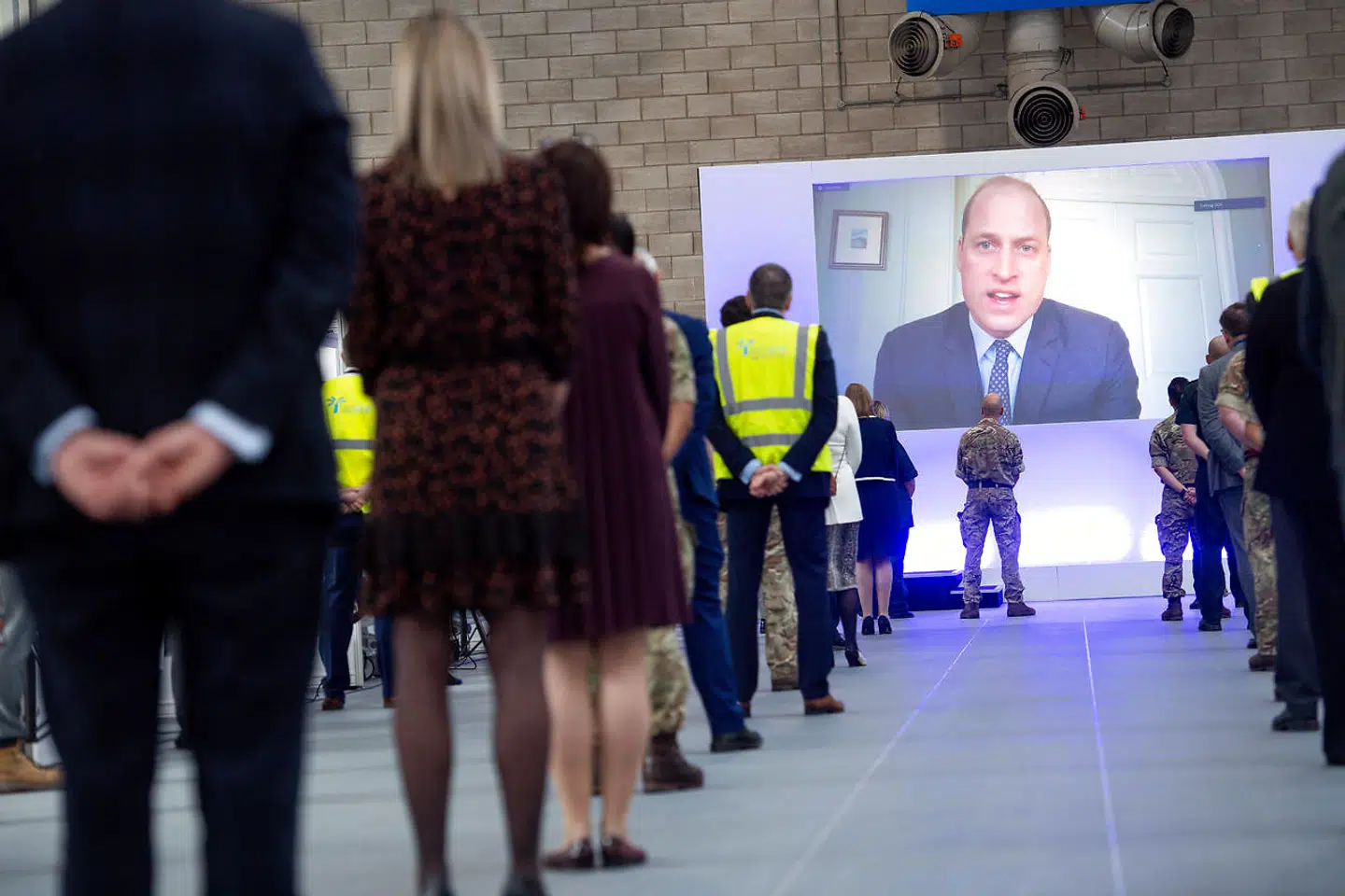 Storbrittanniens prins William holder en videotale, uden sine kontaktlinser, da han åbner NHS Nightinggale hospitalet i Birmingham.