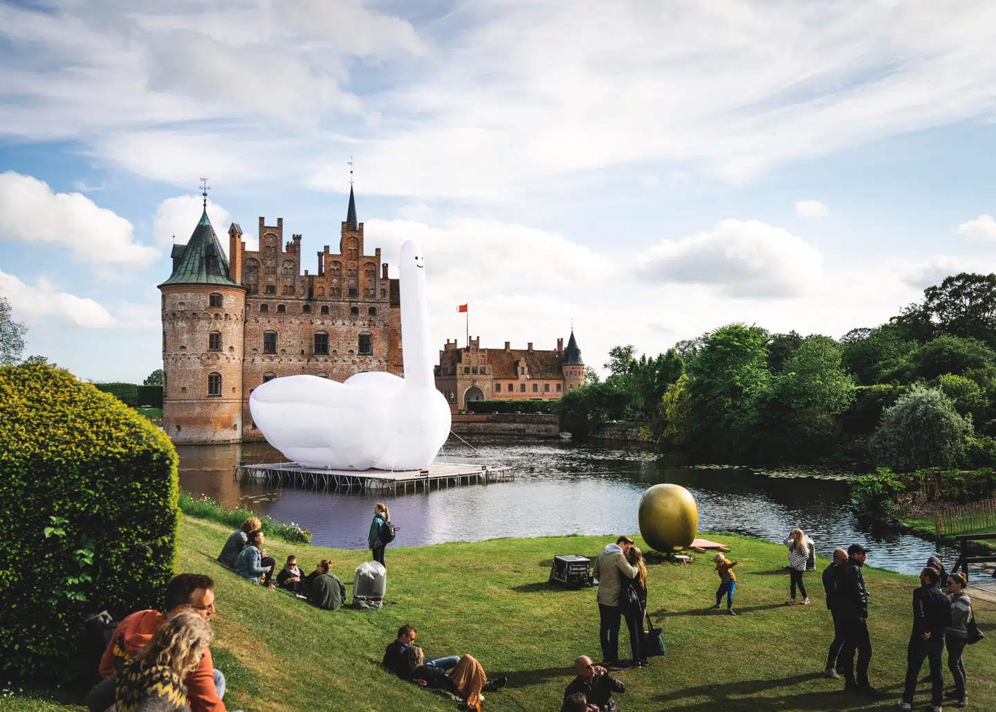 David Shrigleys 'Swan Thing' foran Egeskov Slot.