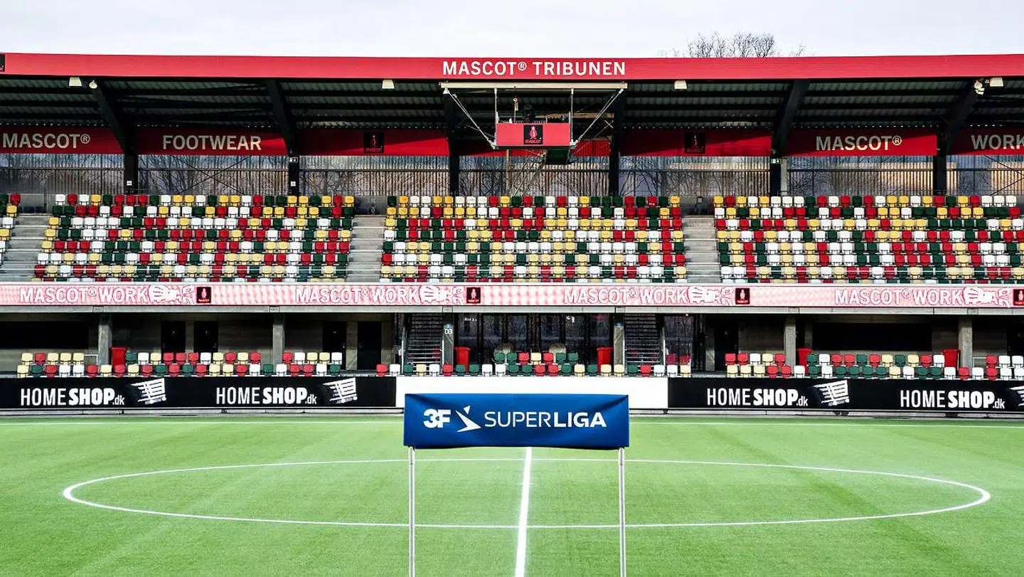 Tribunerne forbliver tomme, når Superligaen genoptages.