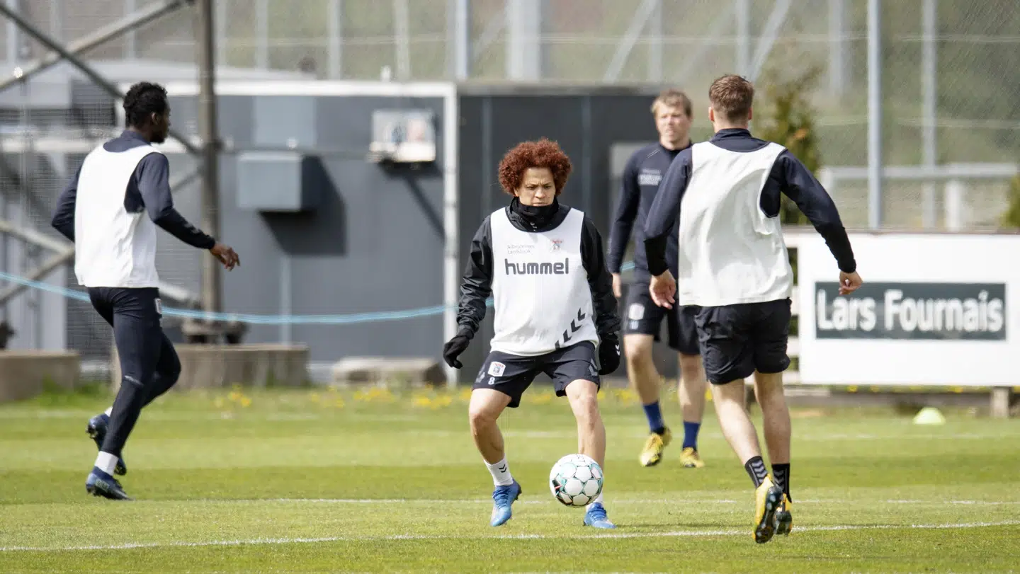 AGF – her under en træning – har hjemmebane i den første Superliga-kamp siden marts.