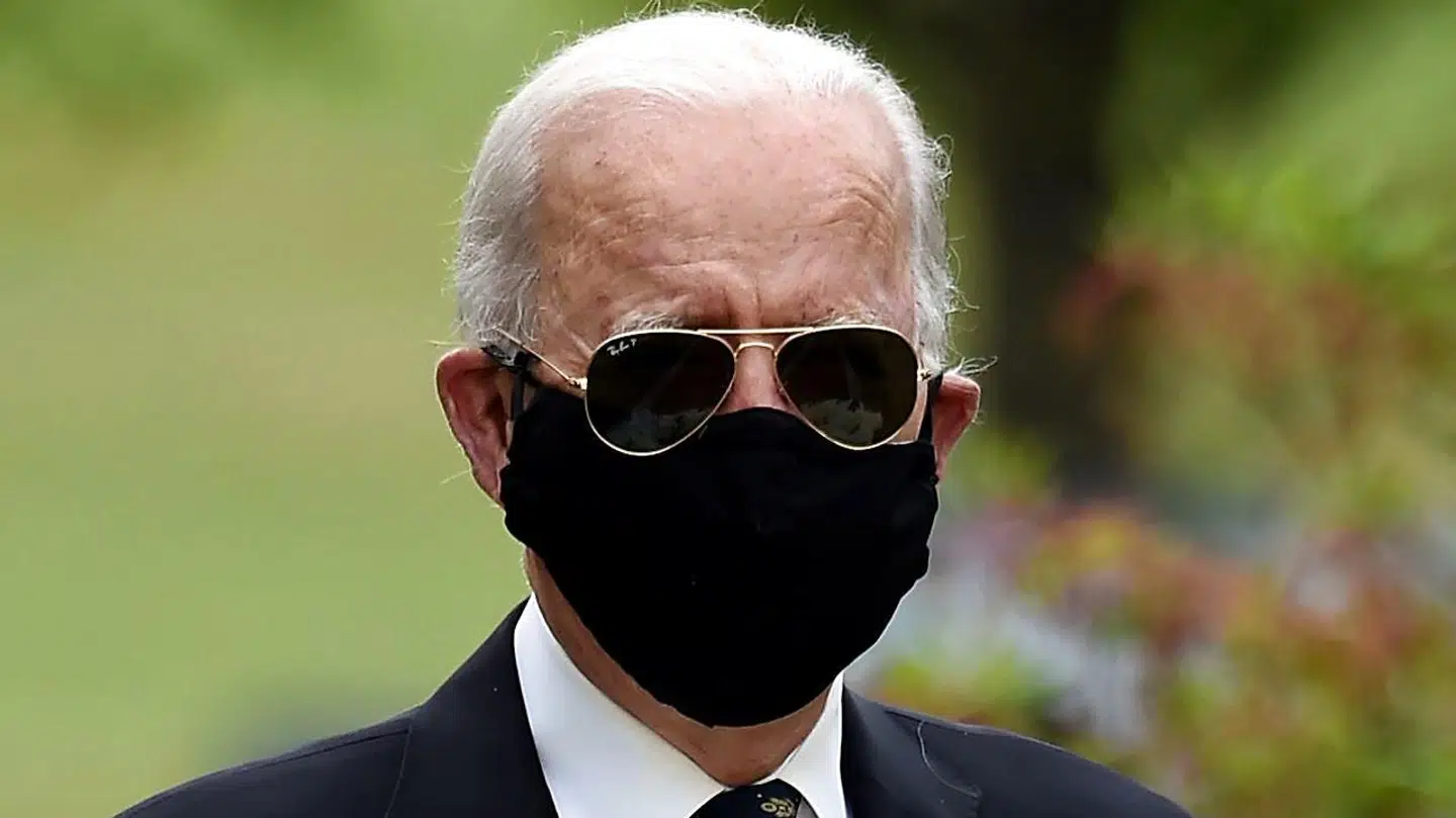 Joe Biden med en markant ansigtsmaske står til en stor føring over Donald Trump i de seneste meningsmålinger.