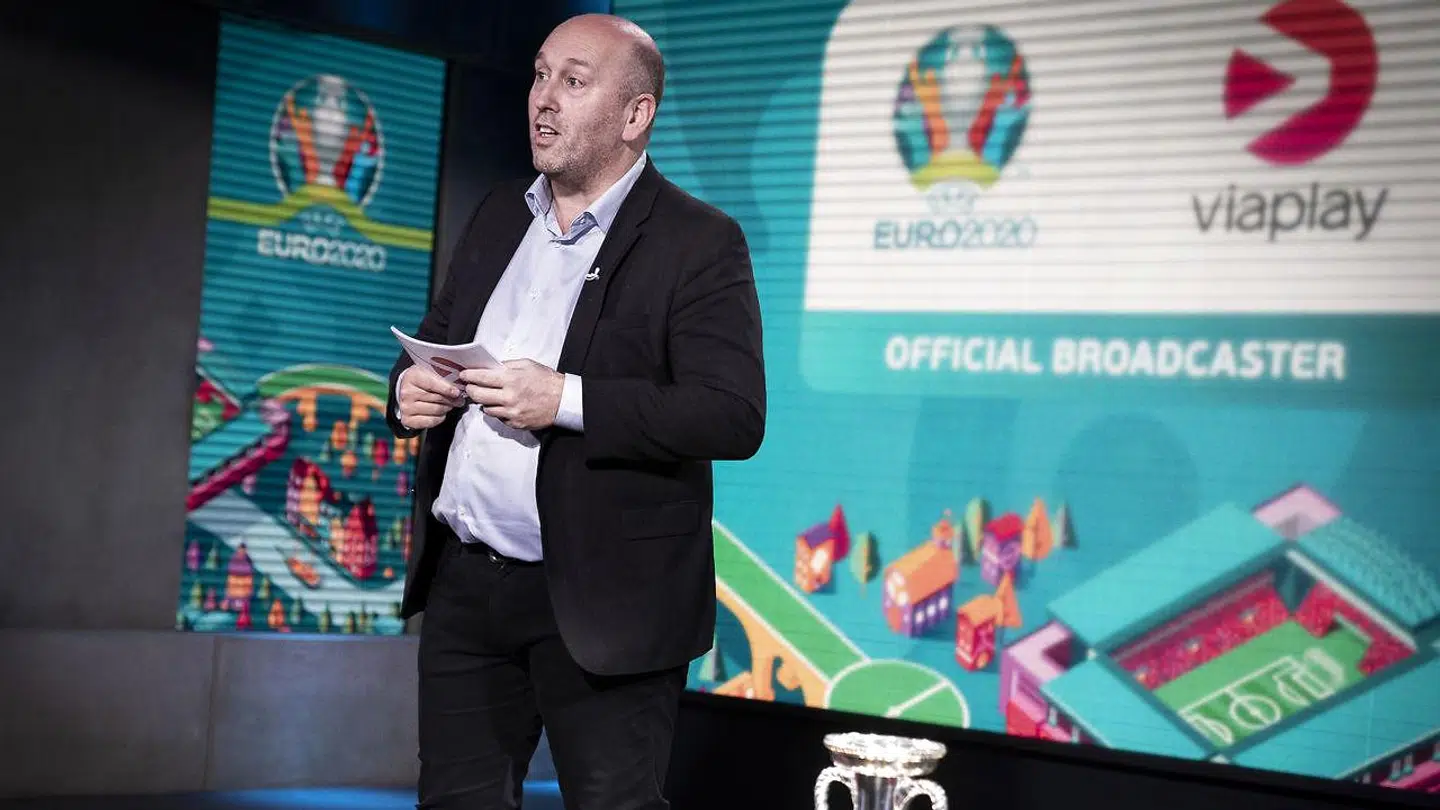 Head of Sport hos Nent Group Kim Mikkelsen oplyser, at der kommer til at være underlægningslyd på Superliga-kampene, når Nent Group står for dækningen. Her ses han under et tidligere pressemøde omkring dækningen af EM 2020.