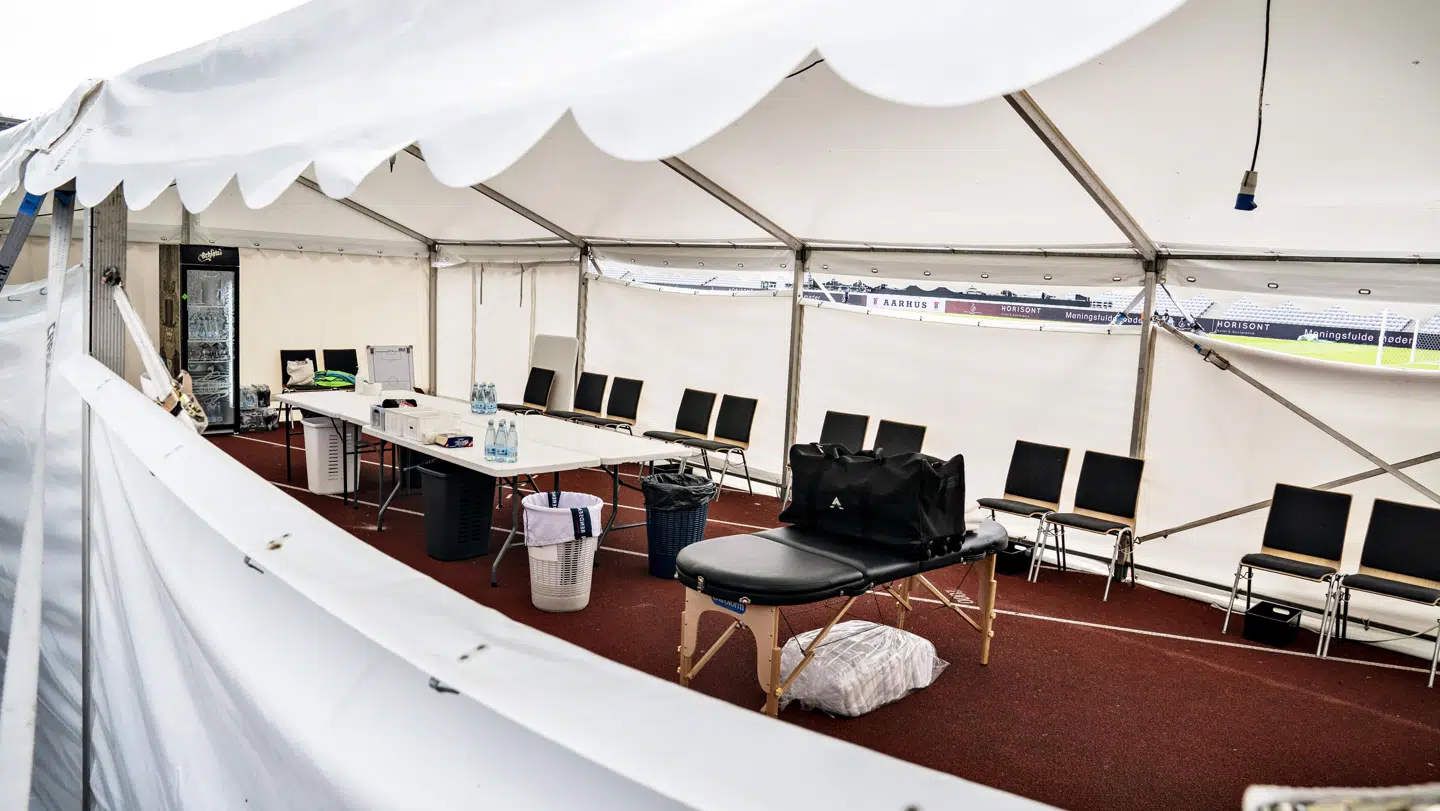 Ceres Park i Aarhus forberedes til Superligaens genstart torsdag aften. Her ses et opstillet telt, der skal fungere som et af de nye omklædningsrum. Derudover vil der til torsdagens kamp mellem AGF og Randers FC være opsat papfigurer af fans på tilskuerrækkerne, og en storskærm vil udgøre en virtuel tribune.