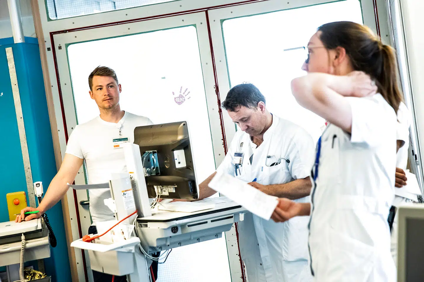 Læger og sygeplejersker under morgenmødet på Lungemedicinsk afdeling på Herlev Hospital i Region Hovedstaden, hvor de blandt andet tilser patienter med coronavirus.