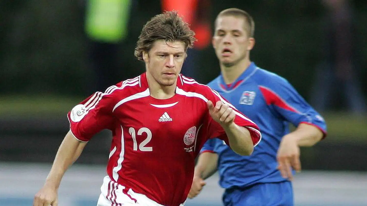 Thomas Helveg i aktion for A-landsholdet i en venskabskamp mod Island.