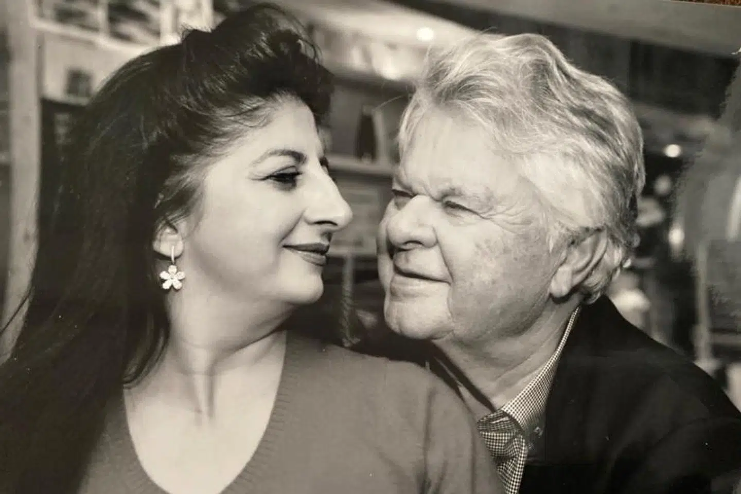 Susan Astani og Christian Kjær kunne forleden fejre seksårs bryllupsdag. Ved den lejlighed fik de taget dette billede.