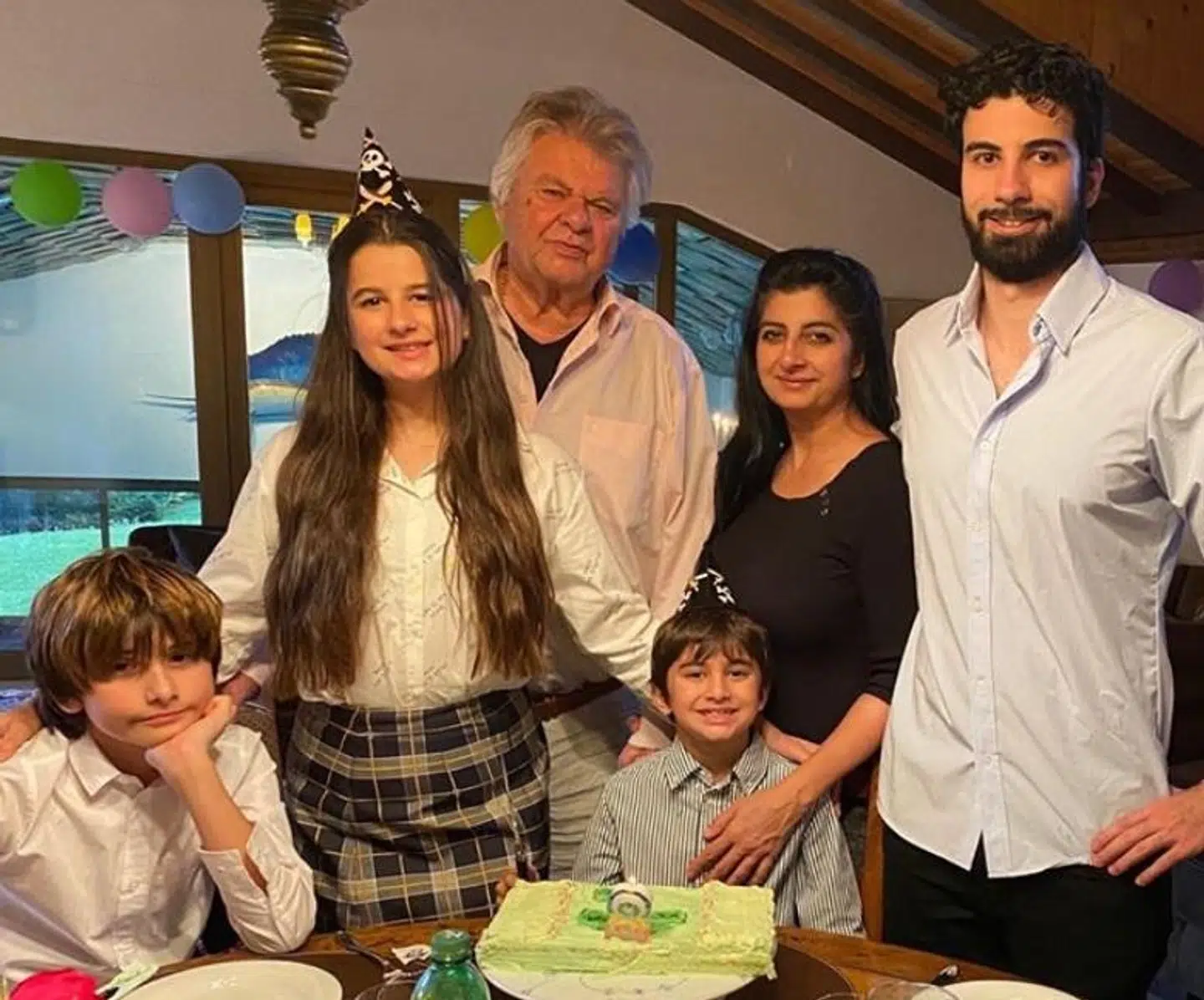 Christian Kjær og Susan Astani tilbragte næsten tre måneder i fuld isolation i Schweiz for at undgå corona. Foruden deres fælles søn, Alexander på otte år, ses også Susan Astanis børn Stella og Leon fra hendes andet ægteskab. Børnene bor i Schweiz, hvor de også går i skole. Derudover ses Susan Astanis ældste søn Sam fra første ægteskab på billedet. Han var også kommet hjem til sin mor i Schweiz på grund af coronakrisen.