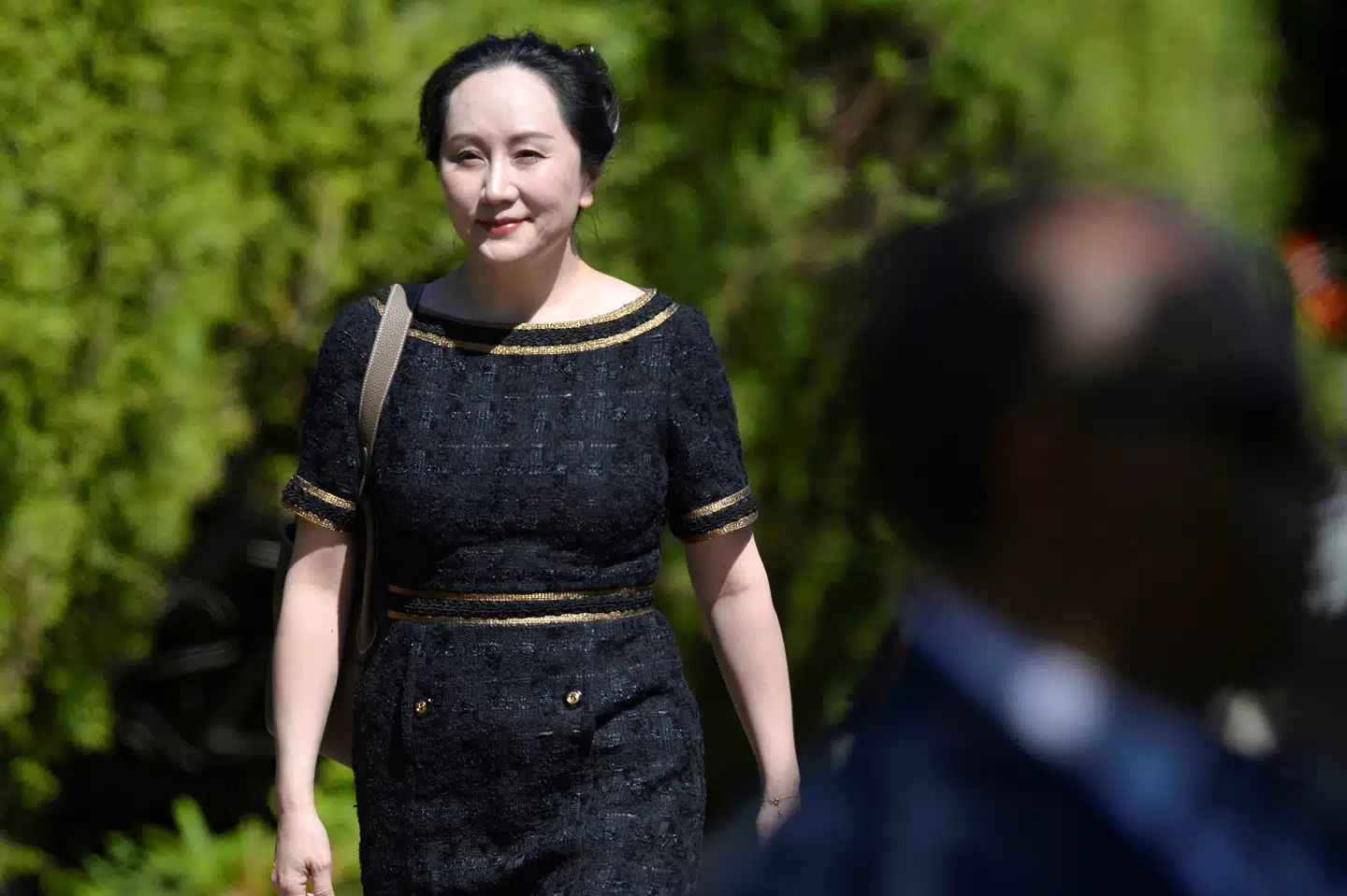 Huaweis finansdirektør, Meng Wanzhou, ses her på vej i retten onsdag i Vancouver i Canada. Hun blev anholdt i byen i december 2018. Jennifer Gauthier/Reuters
