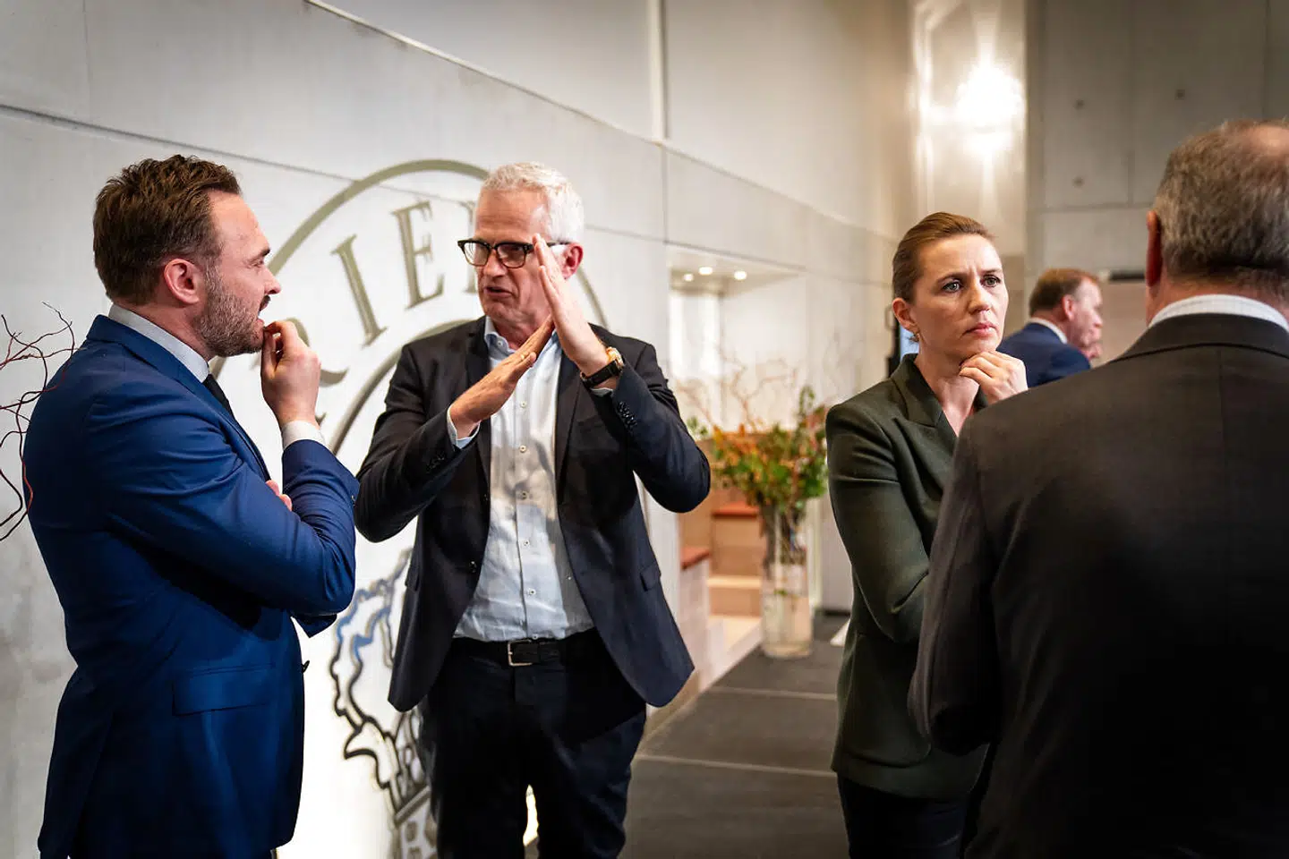 Mads Nipper, Grundfos-CEO, taler med klima- og energiminister Dan Jørgensen, mens statsminister Mette Frederiksen taler med Søren Skou, Mærsk-CEO under en pause i mødet om regeringens klimapartnerskaber med erhvervslivet på Marienborg i november 2019.