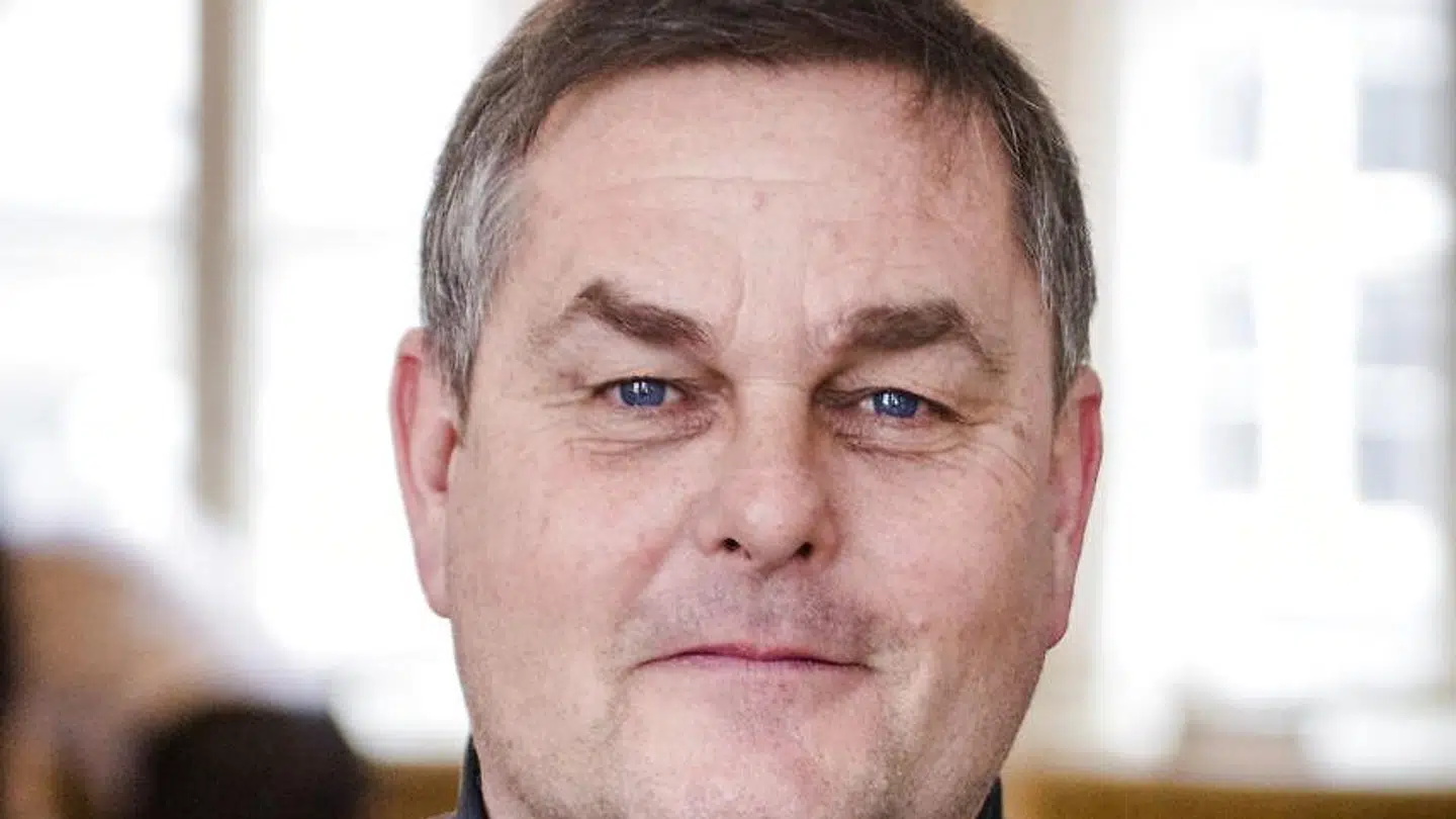 Carsten Werge fortæller i bogen, at man er blevet bedre til at håndtere problemer med tilskuerballade i udlandet, end man er i Danmark.