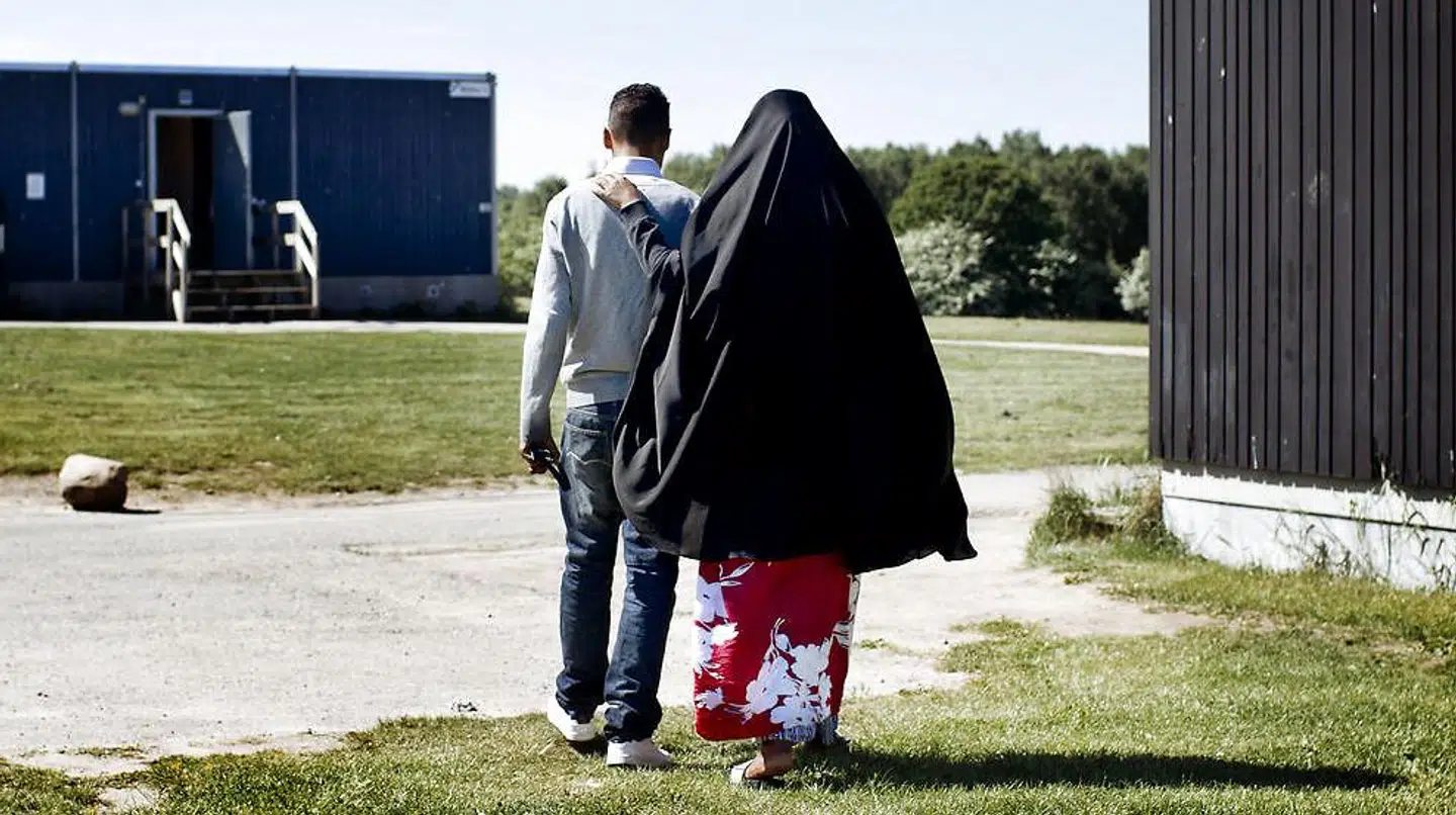 En indvandrer fra Esbjerg er gået under jorden med 106.000 kroner. Penge, som han ellers fik udbetalt af Esbjerg Kommune for at bosætte sig i sit hjemland. Personerne på billedet har ikke noget med sagen at gøre.