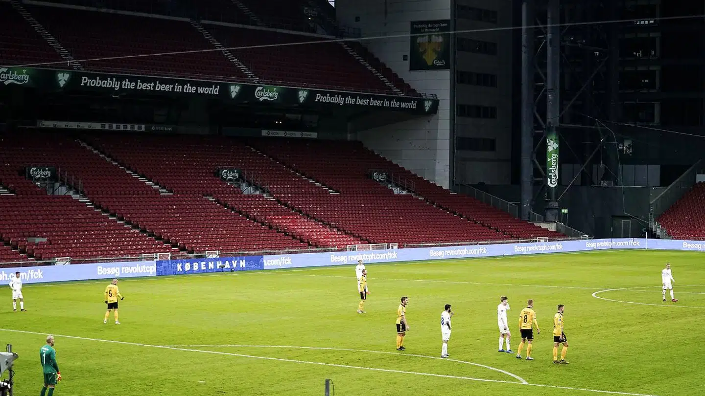 FCK og AC Horsens i en næsten tom Telia Parken søndag 8. marts 2020. Nu bliver der tilføjet dåselyd på kampene, så længe der ikke er tilskuere på tribunerne.