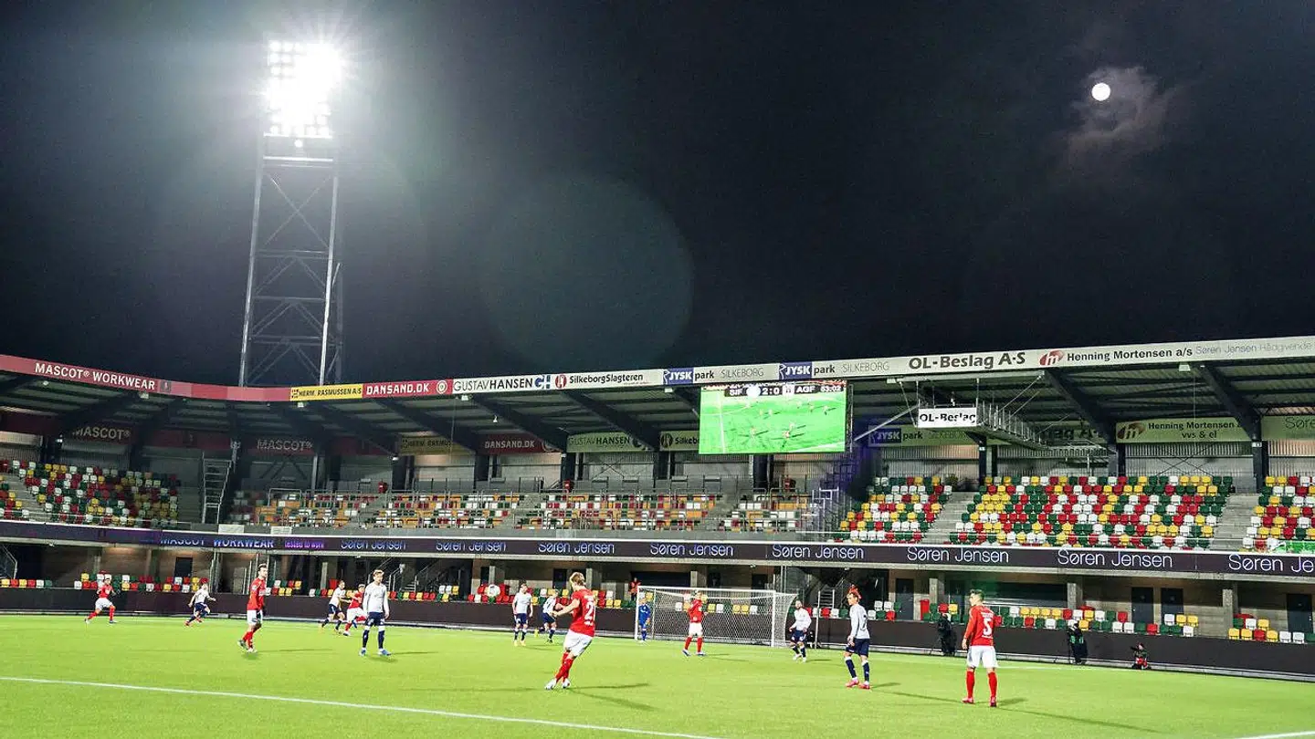 Silkeborg IF mod AGF på Jysk Park i Silkeborg 9. marts 2020. Når Superligaen genoptages, vil der være dåselyd på kampene fra Discovery Networks.