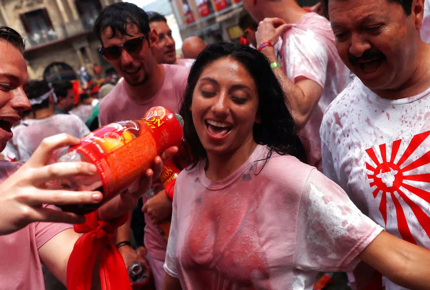 En spansk kvinde bader i Sangria i Pamplona 6. juli 2018 før verden kendte til Corona og man frit kunne stimles sammen og hælde alkohol ud over hinanden. REUTERS/Susana Vera