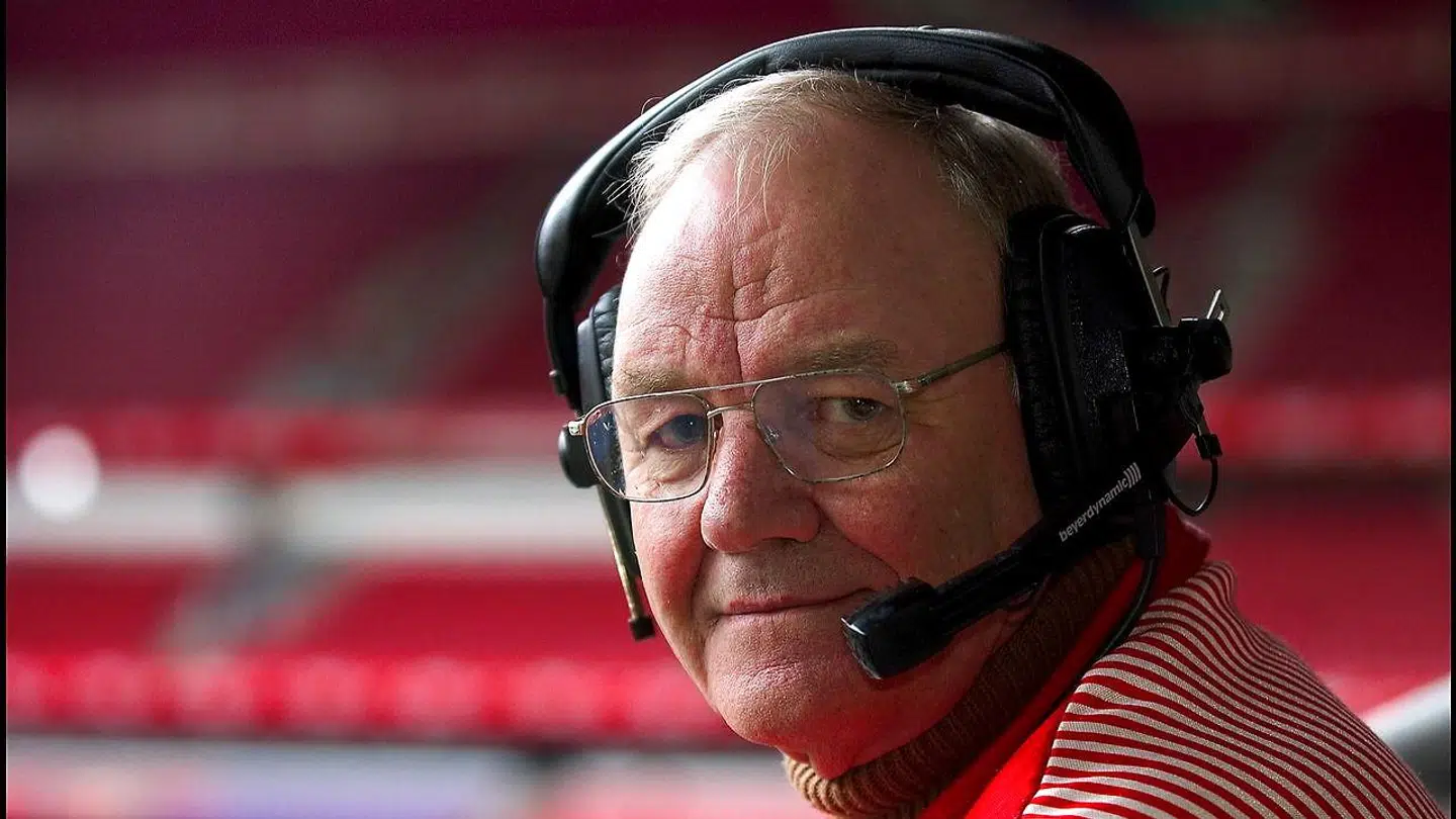 80-årige Svend Gehrs har gennem gennem tiden markeret sig som en af Danmarks største fodboldkommentatorer. I en ny bog langer han ud efter nogle af sine kolleger.