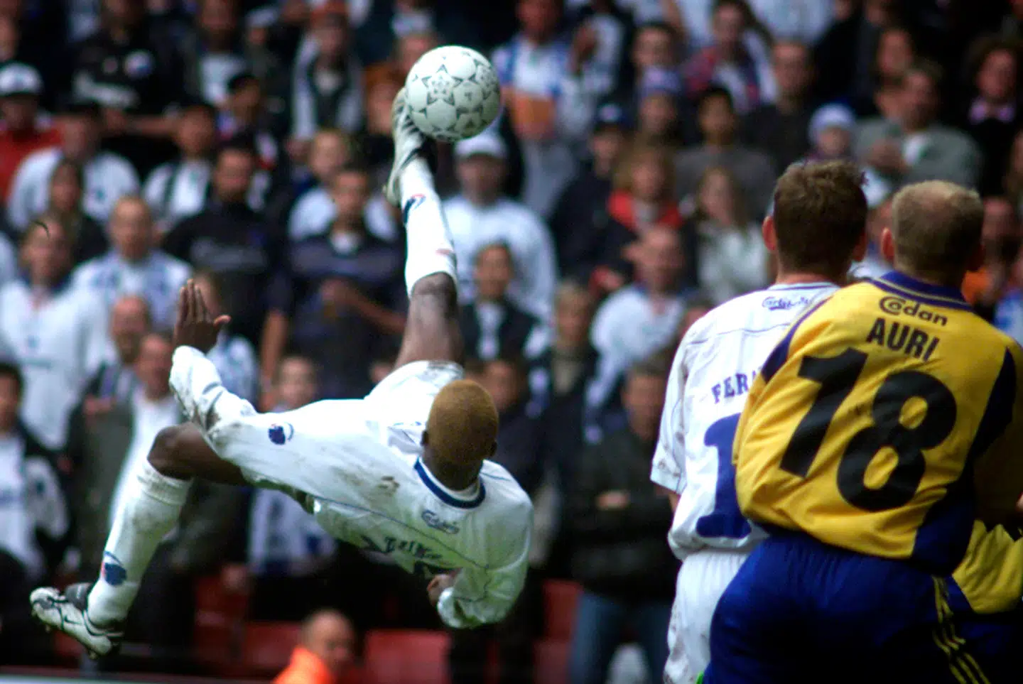 Sibusiso Zuma scorer sit historiske saksesparkmål mod Brøndby den 10. juni 2001.