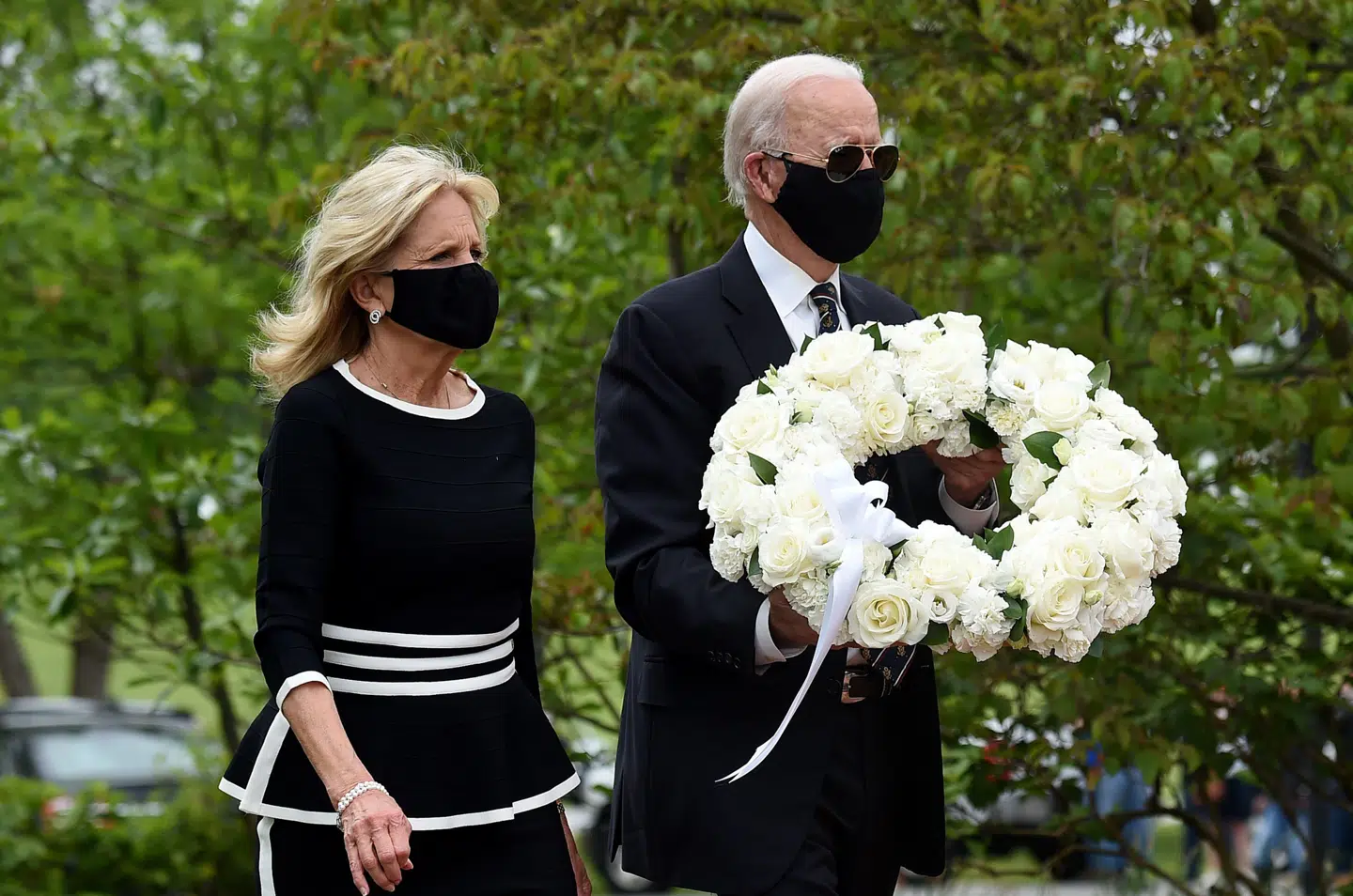 Demokraternes præsidentkandidat Joe Biden og hans kone Jill lægger en krans ved et krigsmindesmærke i Delware i anledning af Memorial Day i USA. TOPSHOT - Democratic presidential candidate and former US Vice President Joe Biden with his wife Jill Biden, pay their respects to fallen service members on Memorial Day at Delaware Memorial Bridge Veteran's Memorial Park in Wilmington, Delaware, May 25, 2020. (Photo by Olivier DOULIERY / AFP) Olivier Douliery/Ritzau Scanpix