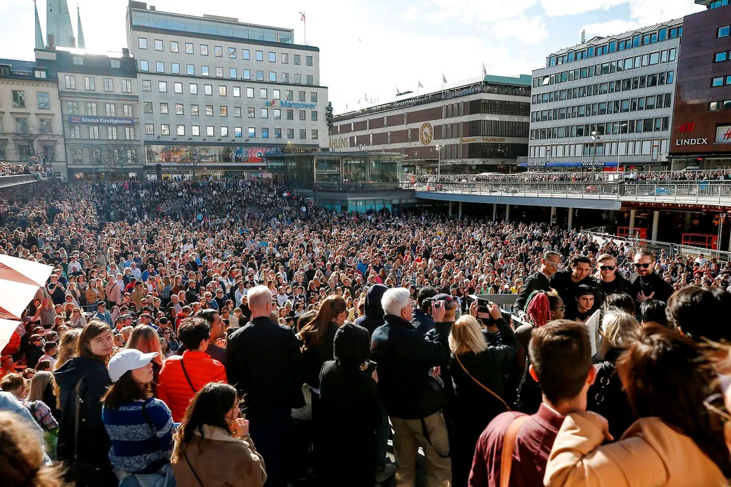 Sådan så det ud, da Sverige hyldede Avicii efter hans død.
