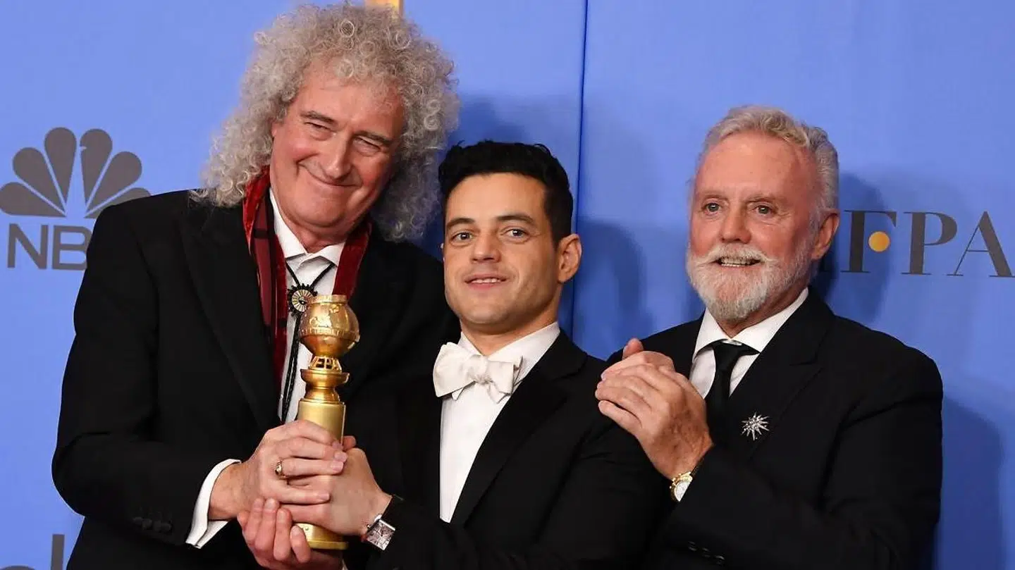 Her ses Brian May (til venstre) ved Oscar-uddelingen. Han står sammen med Rami Malek (i midten), der vandt for bedste mandlige hovedrolle i filmen 'Bohemian Rhapsody' og det andet Queen-bandmedlem Roger Taylor (til højre).