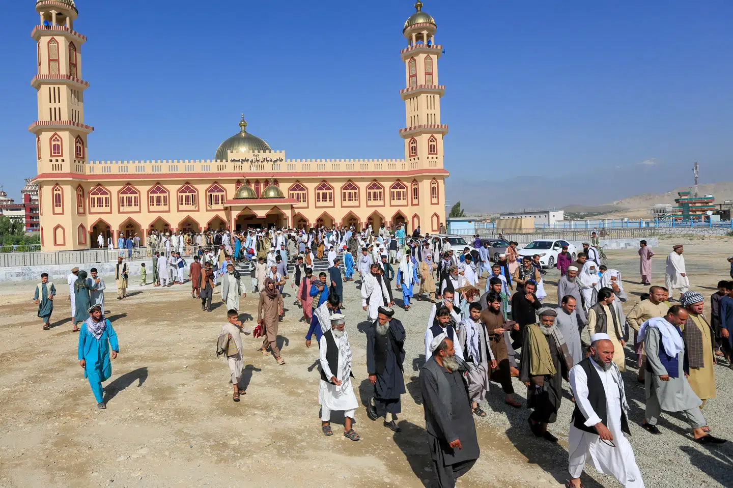 Afghanske mænd forlader en moské i Laghman-provinsen søndag, hvor højtiden Eid al-Fitr er begyndt. Siden Taliban erklærede tre dages våbenhvile lørdag, har der ikke været meldinger om uroligheder, bekræfter afghansk politi. Parwiz/Reuters