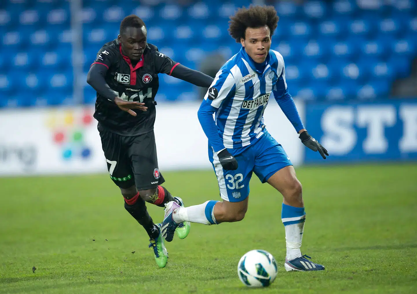 Pione Sisto begyndte at få mere og mere spilletid på FCM's førstehold i foråret 2013. Her i duel med Martin Braithwaite.
