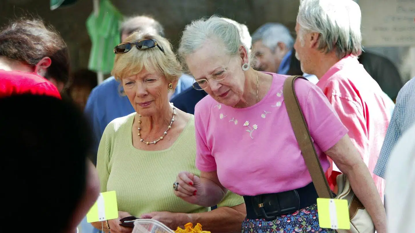 Dronning Margrethe med sin nu tidligere hofdame Ane Vibeke Foss på indkøb på markedet i Cahors i Frankrig.