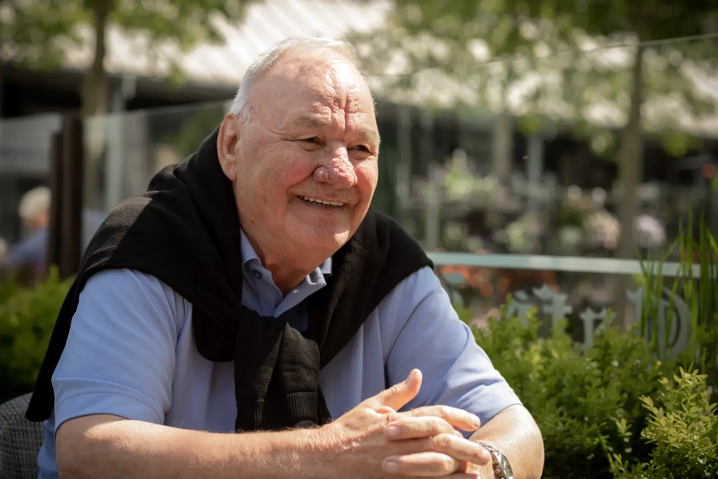 Solen brød frem over Cafe Felix i Albertslund, mens Svend Gehrs fortalte anekdoter til B.T.s journalist.