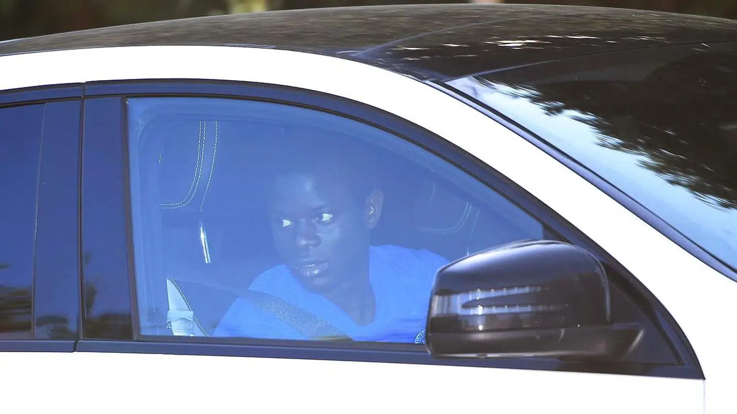 Her ses N'Golo Kante, da han tirsdag forlod Chelseas træningsanlæg i Cobham. Siden da har han ikke trænet med resten af holdet.