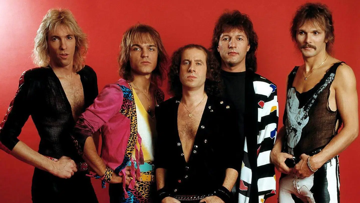 Scorpions i 1980'erne. Det er forsanger Klaus Meine i midten, manden bag 'Wind of change'. Ny podcast hævder dog, at det var CIA, der skrev sangen.