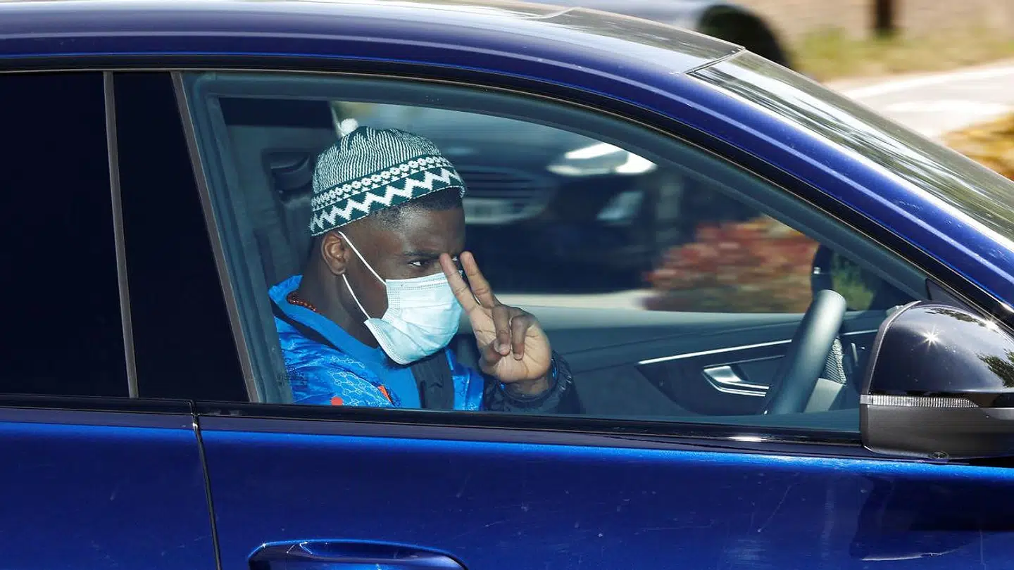 Selv om Serge Aurier har brudt retningslinjerne flere gange, så bar han alligevel maske, da han onsdag 20. maj ankom til Tottenhams træningsanlæg i London.