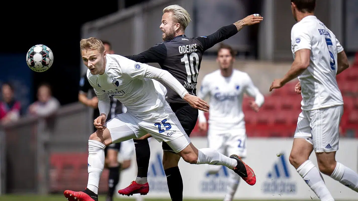FCKs Victor Nelsson og OBs Sander Svendsen under træningskampen mellem FC København og OB i Parken fredag den 22. maj 2020. Begge klubber har allerede været igennem coronatests, hvor alle testene var negative.