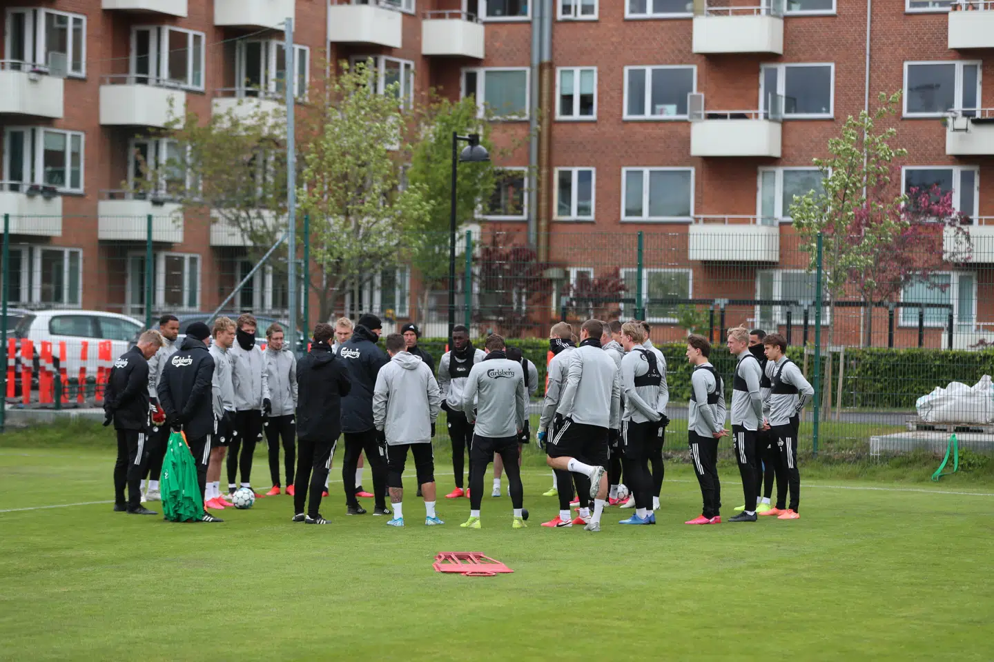 Ståle Solbakken giver instrukser til spillerne under FCK-træning 15. maj. Nicolai Boilesen trænede for sig selv, da han har fået et mindre tilbagefald efter sin alvorlige knæskade.