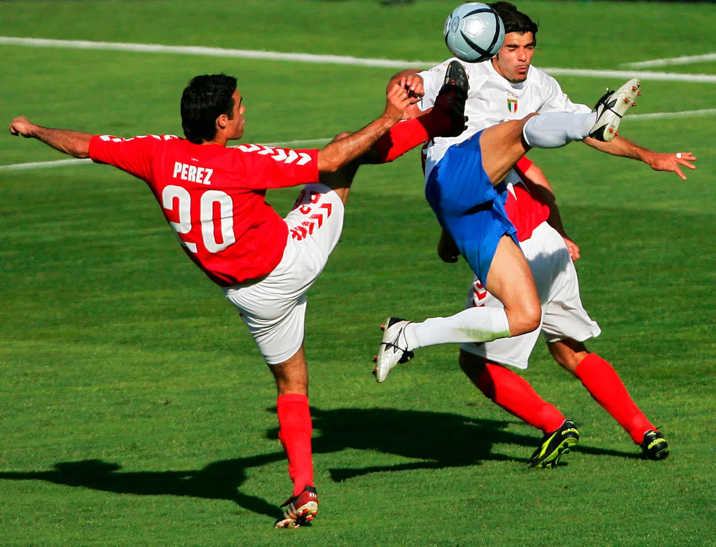 Kenneth Perez spillede 18 minutter ved EM-kampen mod Italien i 2004, da han blev skiftet ind i stedet for Martin Jørgensen.