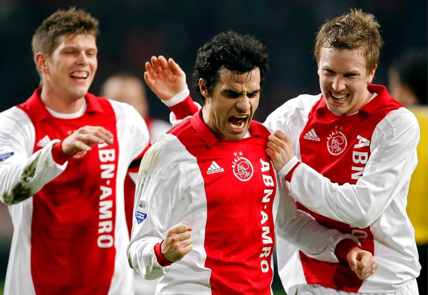 Kenneth Perez (i midten) jubler efter en scoring for Ajax i selskab med stjernen Klaas-Jan Hutelaar (tv.) og Rasmus Lindgren.