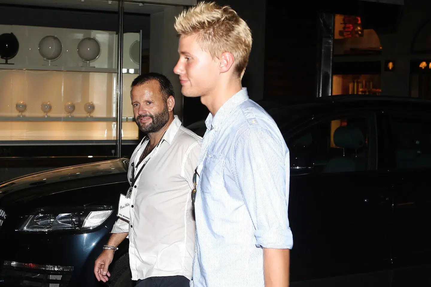 Gennem årene har der været mange unge kærester i Dennis Knudsens liv. Han ses han med én af dem efter at have festet med Paris Hilton.