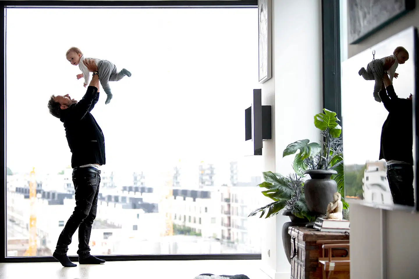 Selv om kroppen af og til værker for den snart 56-årige Dennis Knudsen, bider han alt i sig for at give Lucas den bedste barndom.