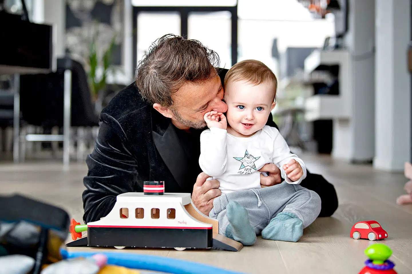 Hvor det før var arbejde og karrieren, der var omdrejningspunktet i hans liv, er det nu sønnen Lucas.