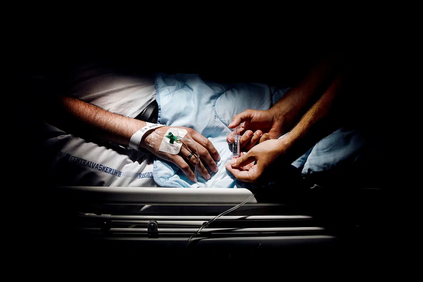(ARKIV) Patient på Hvidovre Hospital, den 12. juli 2013. Hurtig behandling er ofte afgørende i kampen mod kræft. Derfor kalder Kræftens Bekæmpelse det alarmerende, at en ny opgørelse over kræftpatienters ventetider på behandling er tilbage på samme høje niveau som for fire år siden. Det skriver Ritzau, torsdag den 31. august 2017.. (Foto: Nikolai Linares/Scanpix 2017)