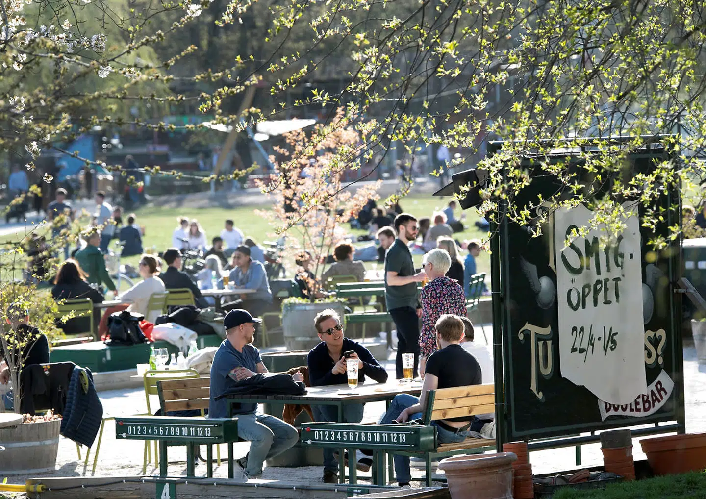 (ARKIV) FILE PHOTO: People socialize and enjoy the spring, as the coronavirus disease (COVID-19) outbreak continues, in Stockholm, Sweden, April 22, 2020. Flere lande - herunder Danmark - er ved at udvikle apps, der kan hjælpe med at opspore smittekæder. Sverige afviser og går dermed igen enegang under krisen. Det skriver Ritzau, søndag den 3. maj 2020.. (Foto: TT News Agency/Ritzau Scanpix)