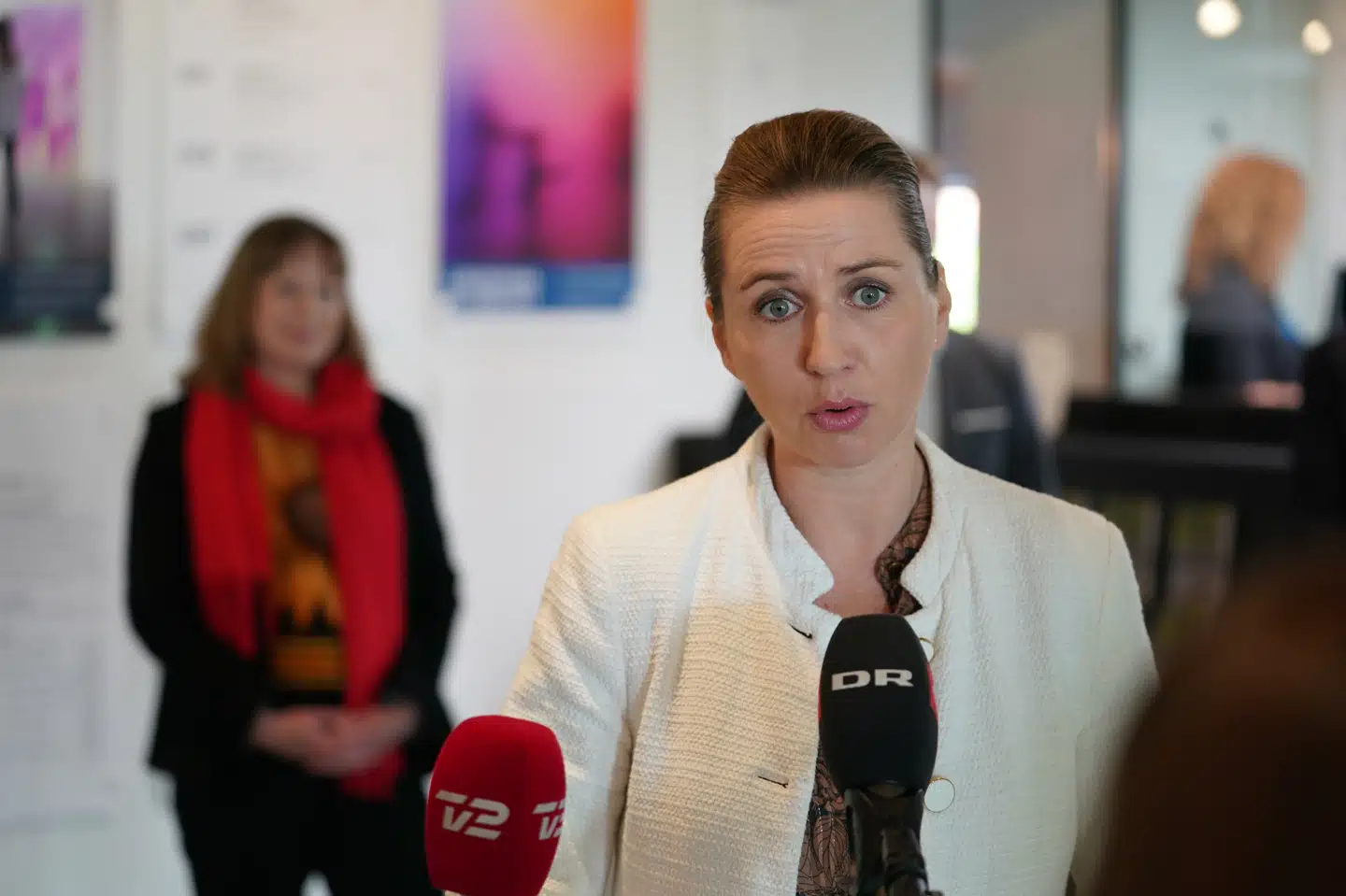 Statsminister Mette Frederiksen (S) er fredag med til genåbningen af kunstmuseet Louisina i Humlebæk nord for København. Her bliver hun af journalister spurgt til, hvilken myndighed der rådgav hende til at lukke landet ned. Keld Navntoft/Ritzau Scanpix
